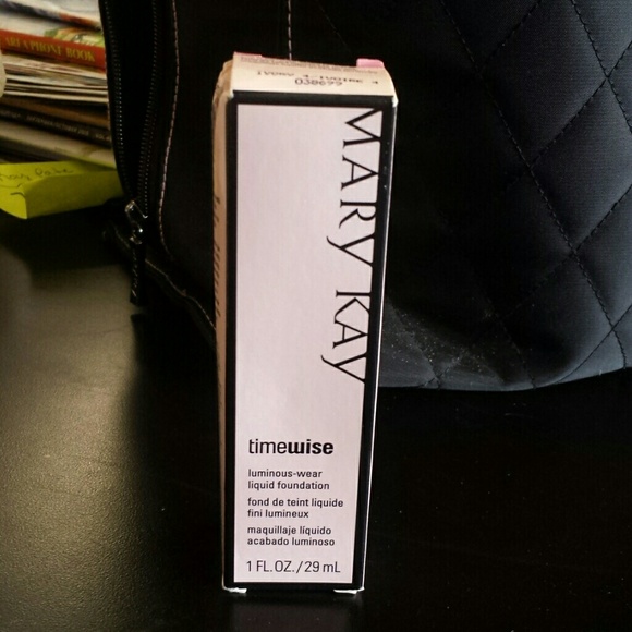 Mary Kay Ivory 4 Luminous liquid foundation