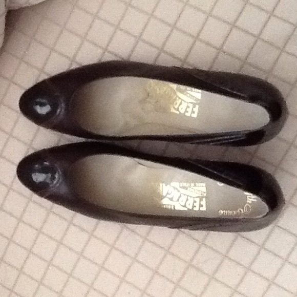 FERRAGAMO DARK BROWN LEATHER PUMPS SIZE 81/2 AA