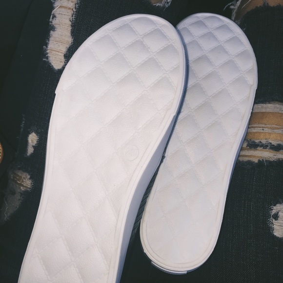 ⛔️SOLD⛔️✨ Black & White sneakers - Picture 3 of 4