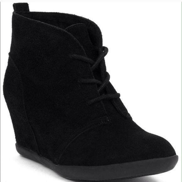 Minnetonka Shoes - New in Box Minnetonka moccasin black laceup bootie