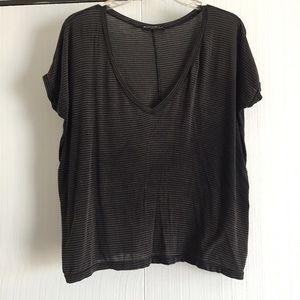 ❌❌SOLD❌❌ Super soft and comfy v neck brandy tee