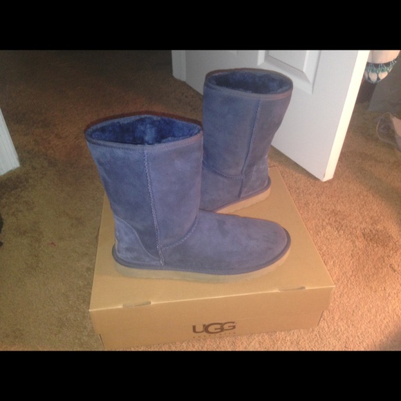 ON HOLD DO NOT BUY Women's classic short  UGG