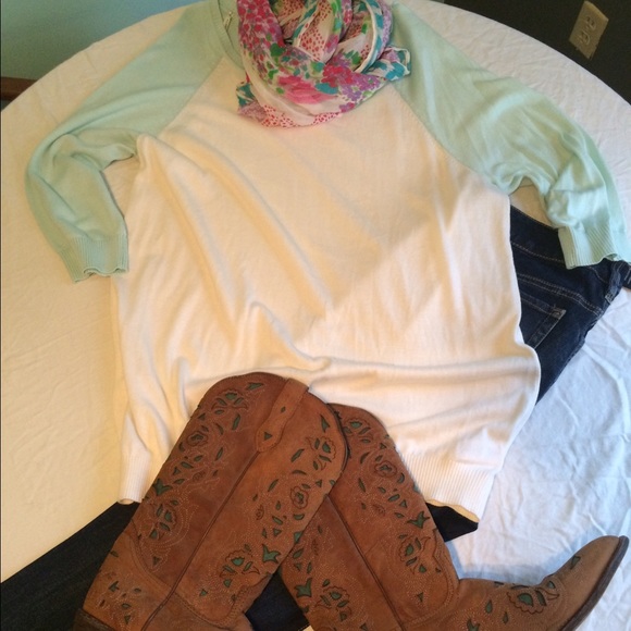 🎀3/4 sleeve cream and mint sweater 🎀