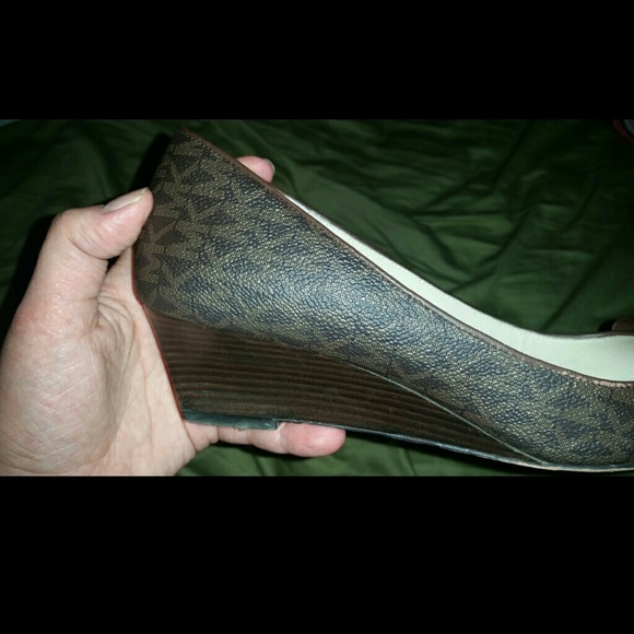 Shoes - Picture 2 of 4