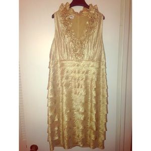 ⚡️SALE Stunning gold ruffle dress