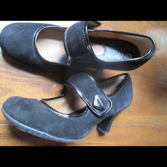 •Black Pumps•