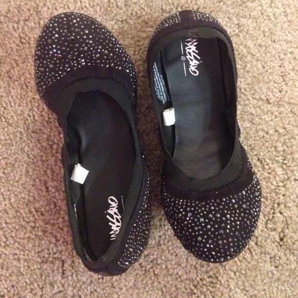 Black shoes with black gems