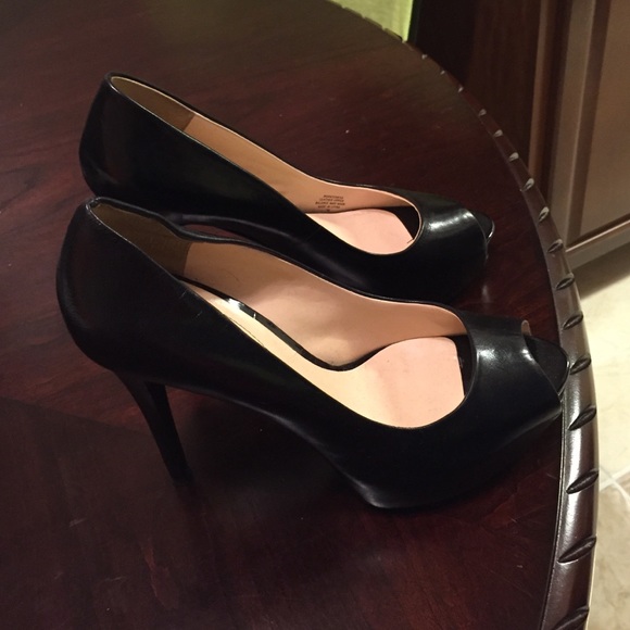 Guess peep toe pumps in black