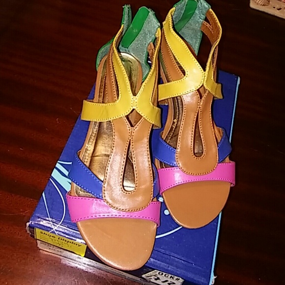 Color block low wedge sandal