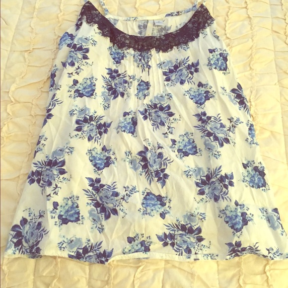 Size M white and blue floral tank