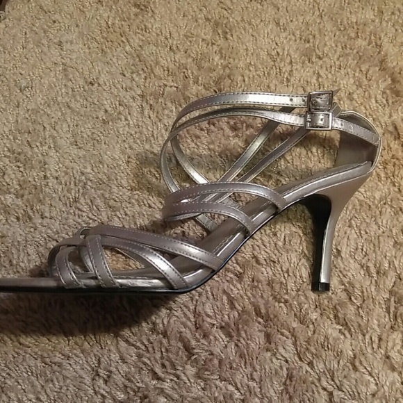 Silver pumps - Picture 2 of 2