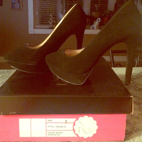 Charlotte Russe Pumps, size 7, Nubuck: color black