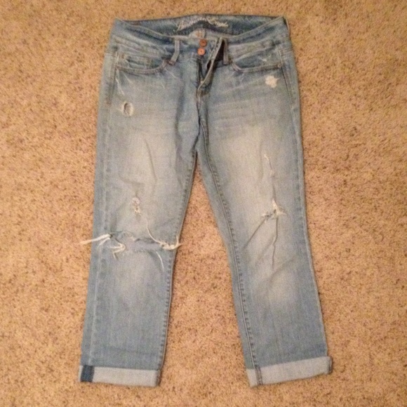 American Eagle light wash denim capri, size 6