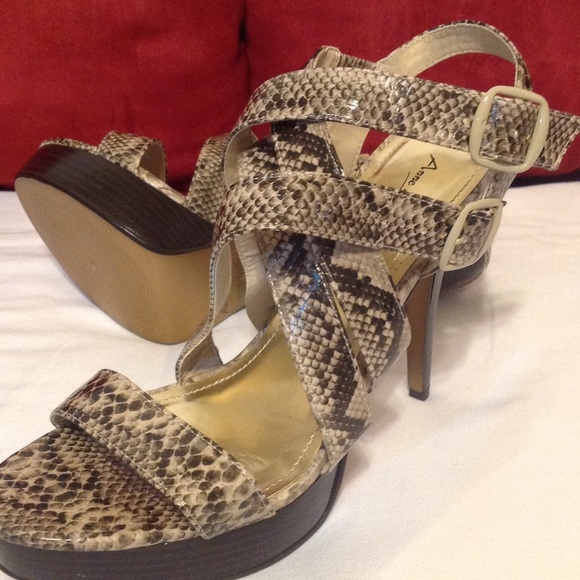 NWT Anne Mitchell snakeskin heels. Size 9 - Picture 3 of 4