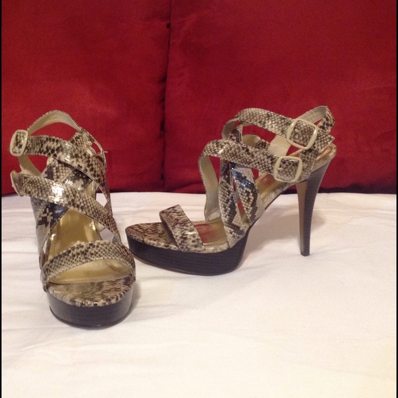 NWT Anne Mitchell snakeskin heels. Size 9 - Picture 2 of 4
