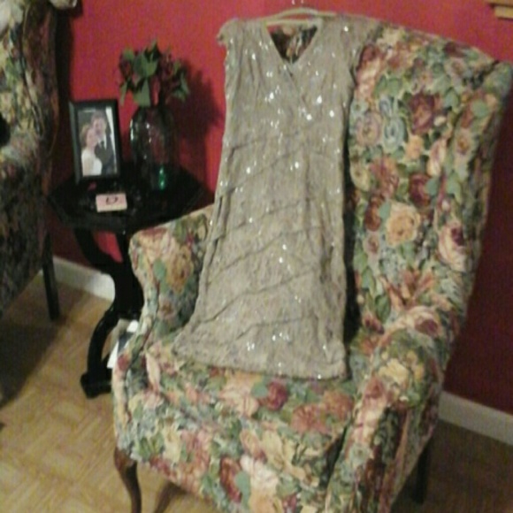 Dress - Picture 4 of 4