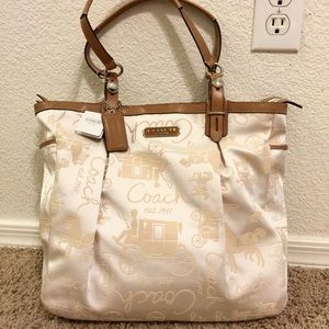 Coach horse and carriage tote