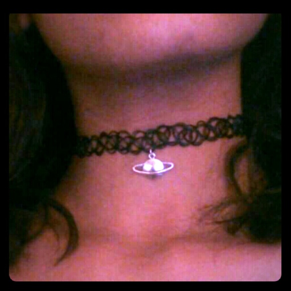 BLACK TATTOO SATURN CHOKER