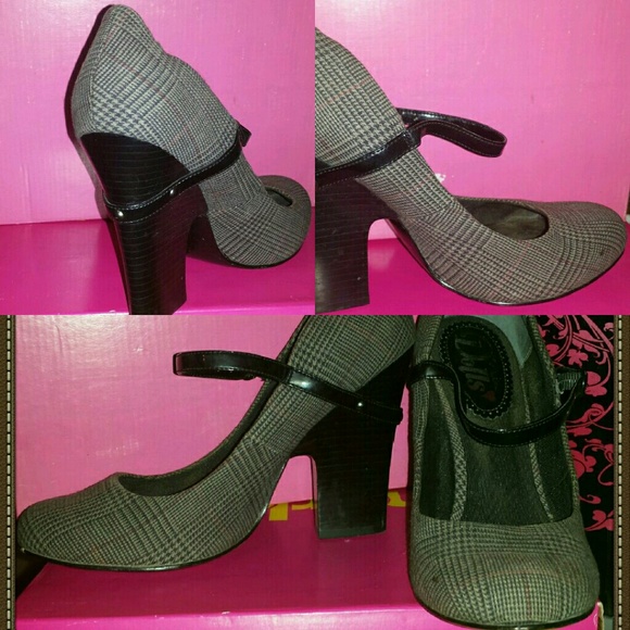 Pair of Dolls shoes - Picture 1 of 3