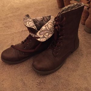 Combat boots