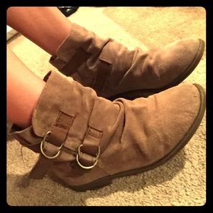 So cute! Brown booties!