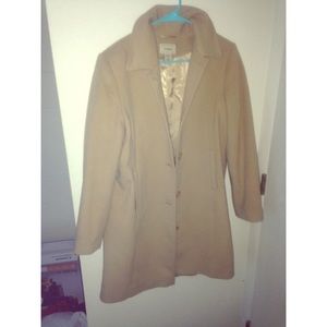 ADORABLE BEIGE FALL / WINTER L.L BEAN JACKET.
