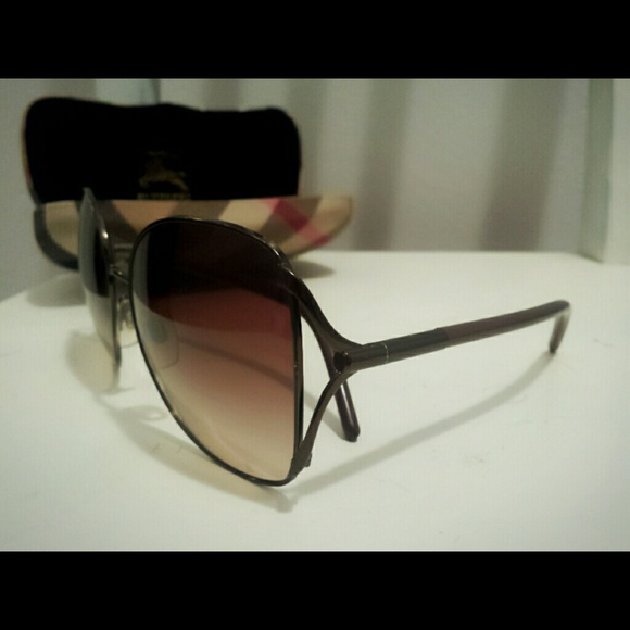 Burberry classic sunglasses - Picture 2 of 3