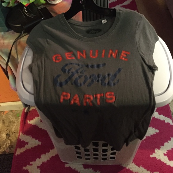 A grey t-shirt - Picture 1 of 2