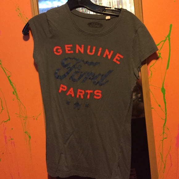 A grey t-shirt - Picture 2 of 2