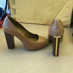Tory Burch Peep Toe (( Price is firm ))