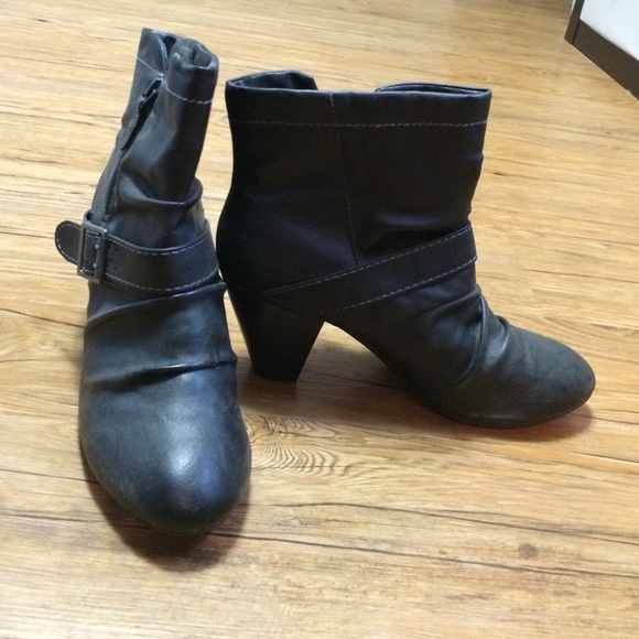 Black shirt boots.