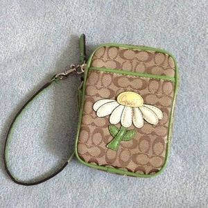 Coach daisy wristlet