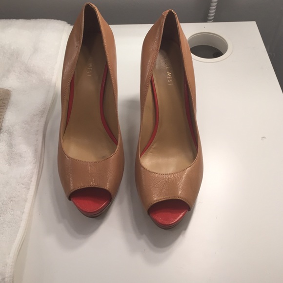 Peep toes pumps