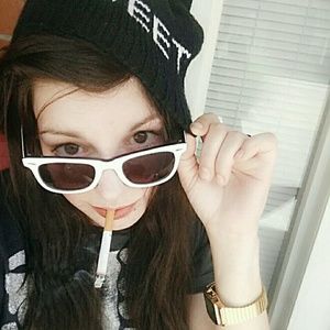 Meet your Posher Ditz, Alix.