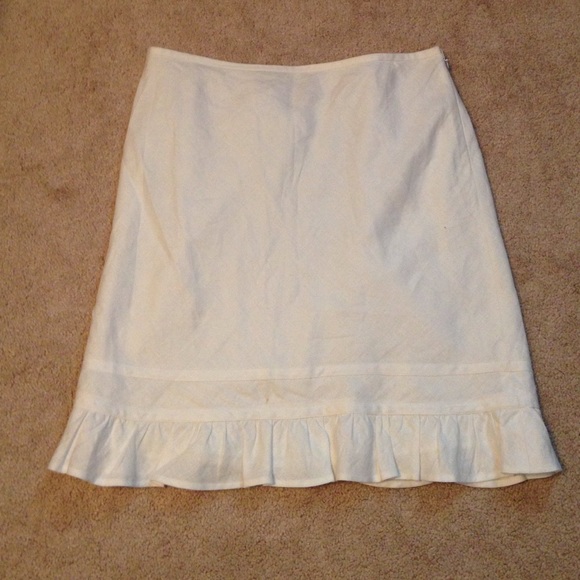 White linen skirt with ruffled bottom