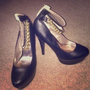 Black high heels with gold chain