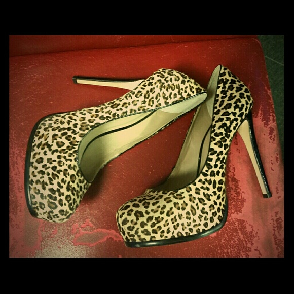 Pour LA Victoire cheetah pump 9.5