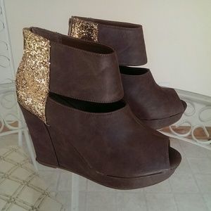 Brown wedges with gold sequins