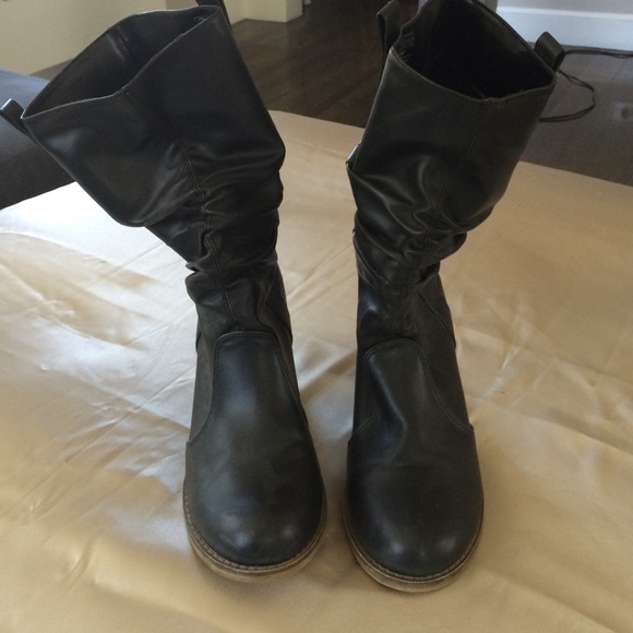 Black boots - Picture 3 of 4