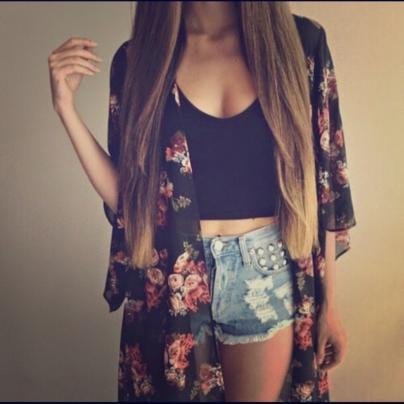 Tops - Black and floral kimono 👍🏻😍