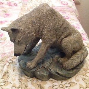 A wolf statue