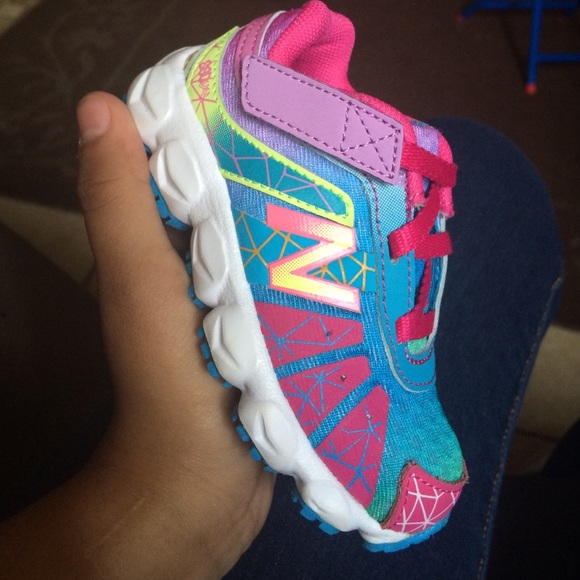 New balance - Picture 1 of 3