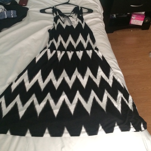 H&M Dresses & Skirts - Black and white pattern dress