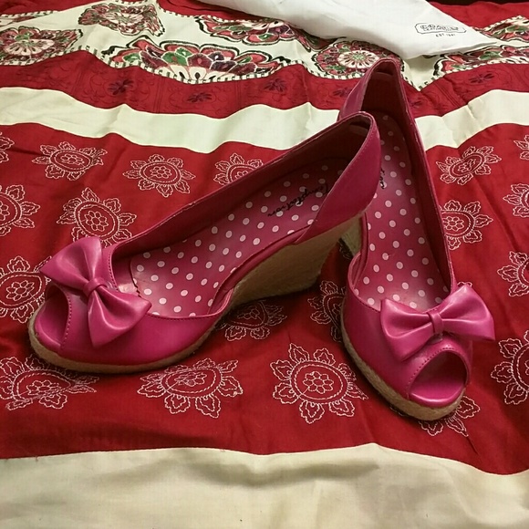 Hot pink wedges with bow - Picture 1 of 1