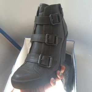 NWT Simply Vera Wang Bootie Wedges