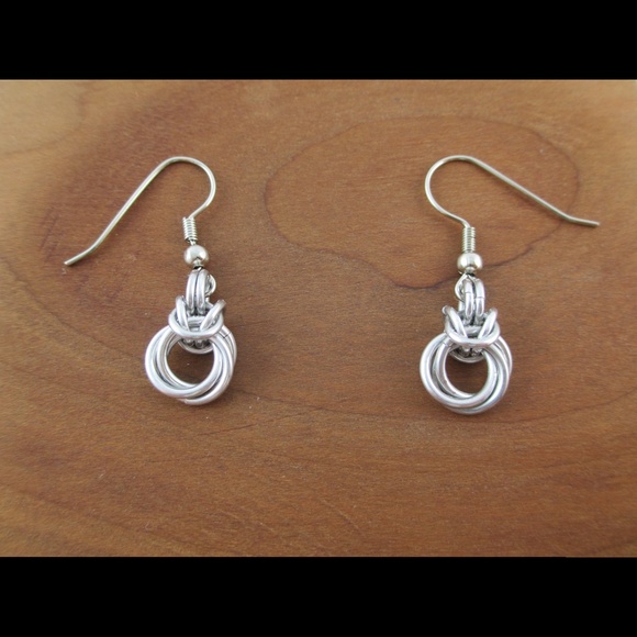 Small Round Aluminum Möbius Chainmaille Earrings - Picture 2 of 4