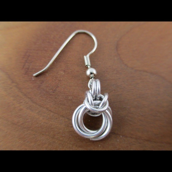Small Round Aluminum Möbius Chainmaille Earrings - Picture 4 of 4