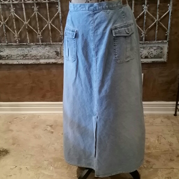 Liz Claiborne denim skirt with back slit  20 W
