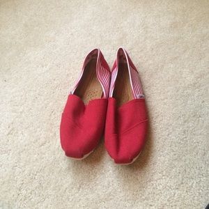 Red and white stripped Toms