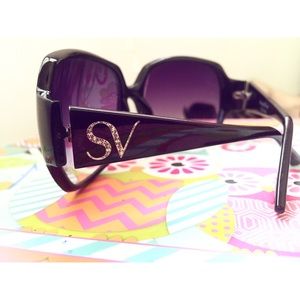 Vera Wang black sunglasses✨😎